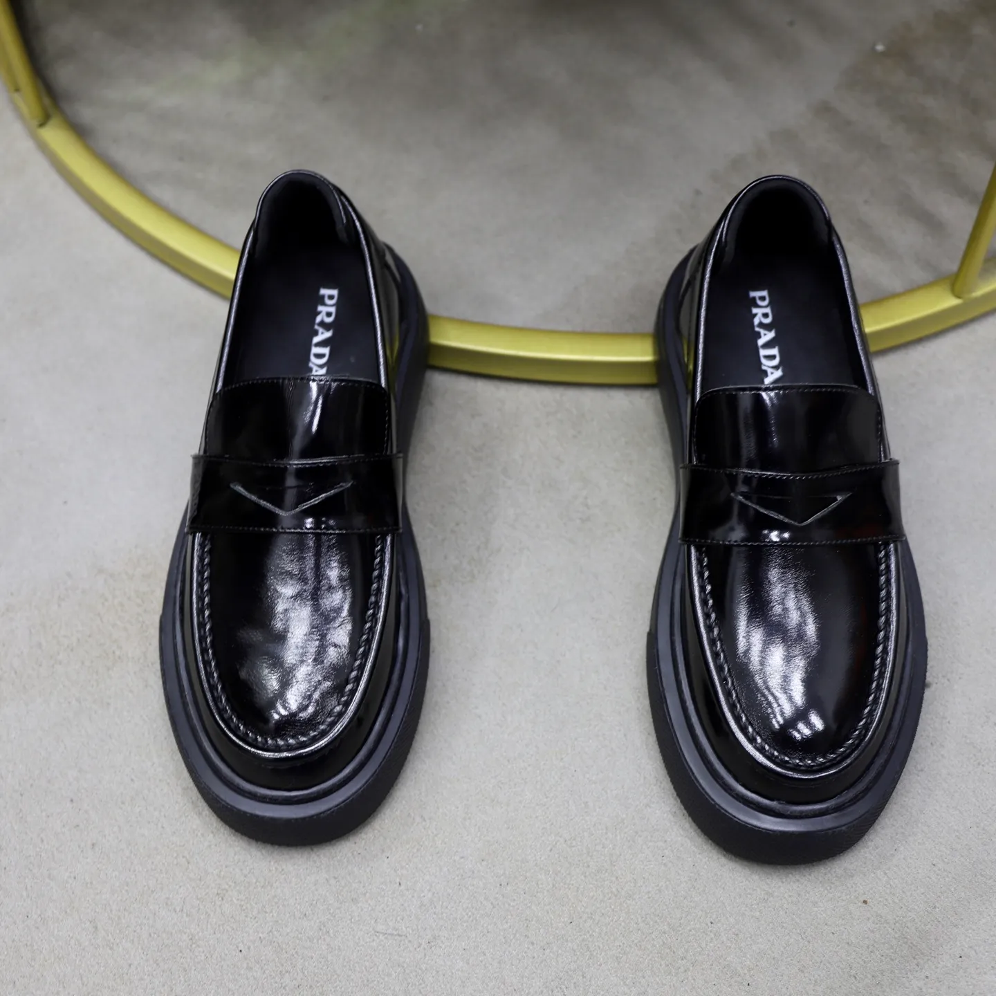 Ex-factory price: 500💰🙅‍♂️🙅‍♂️🙅‍♂️ Brand: PRADA Standard code: Men's code 38-44 (45 can be customized) Grade: Same style as the official website Original order quality Material: Original cowhide surface Comfortable lining Original outsole Style category: Men's fashionable casual leather shoes Distinguished big-name luxury elements Top luxury Color: Color of the actual picture